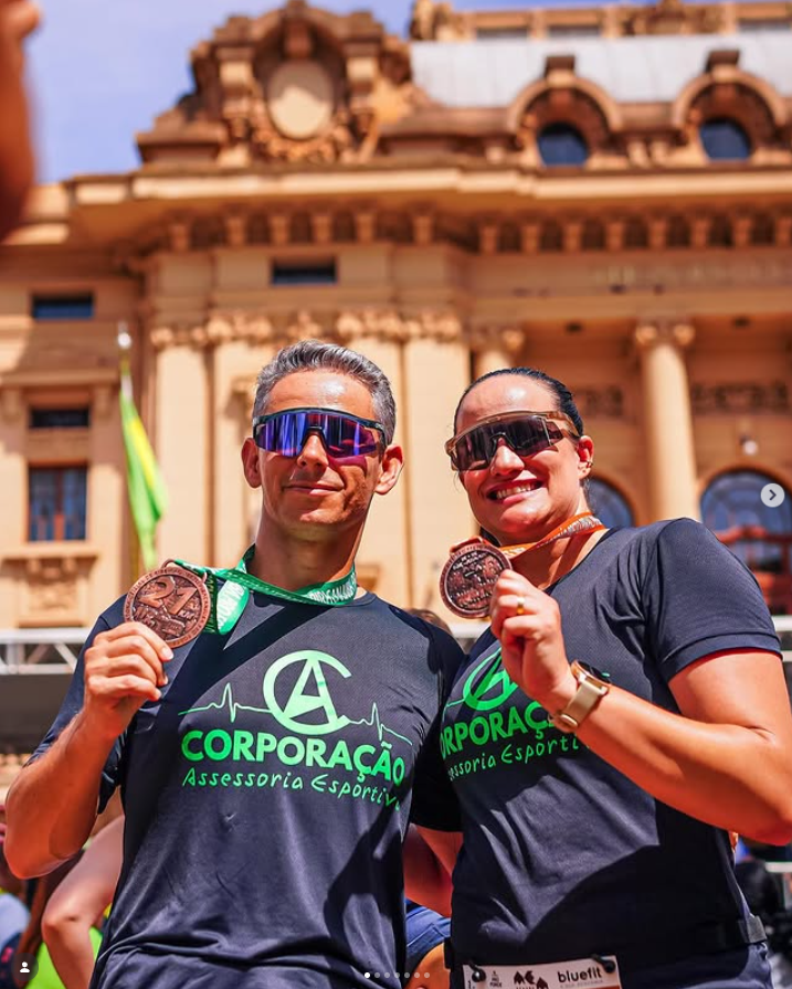 Professores Lucas e Helô Teixeira com medalhas após prova